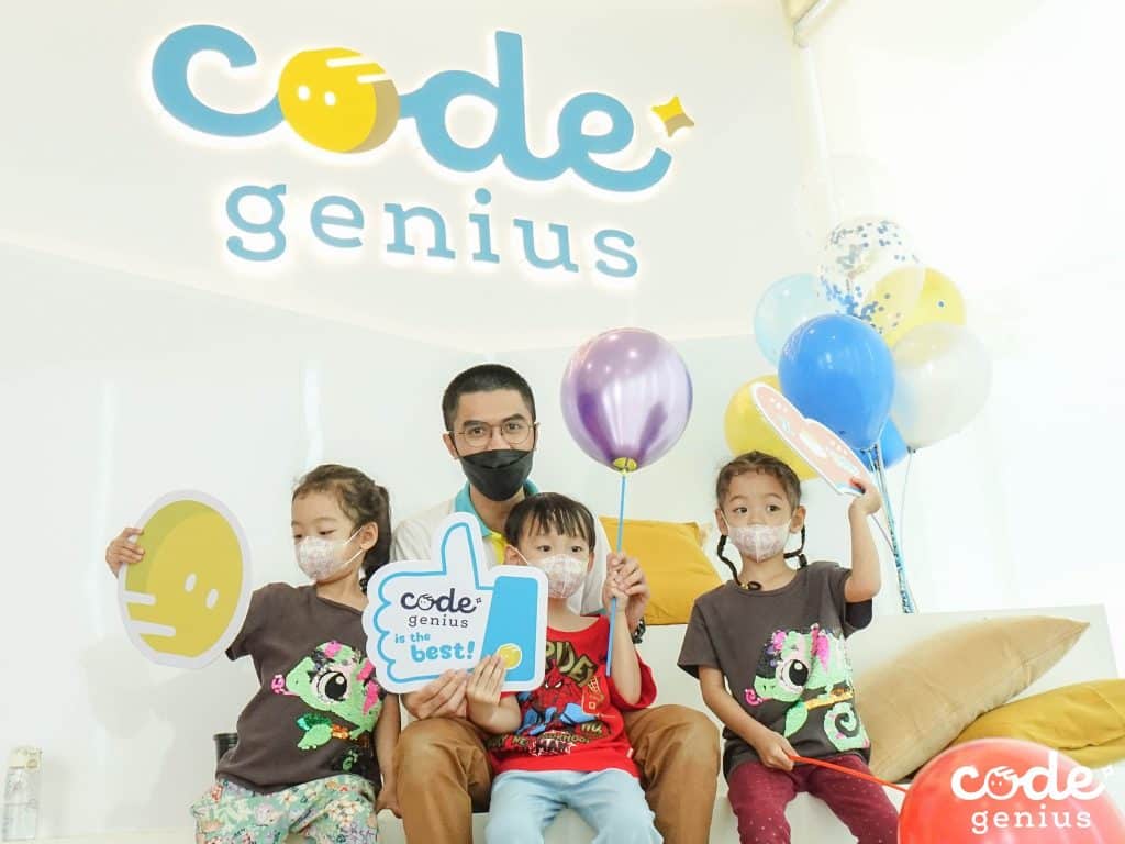 ภาพคุณครู Code Genius ที่เรียนพิเศษ โคราช คอร์ส coding เด็ก กับเด็กมีความสุขกับการเรียน